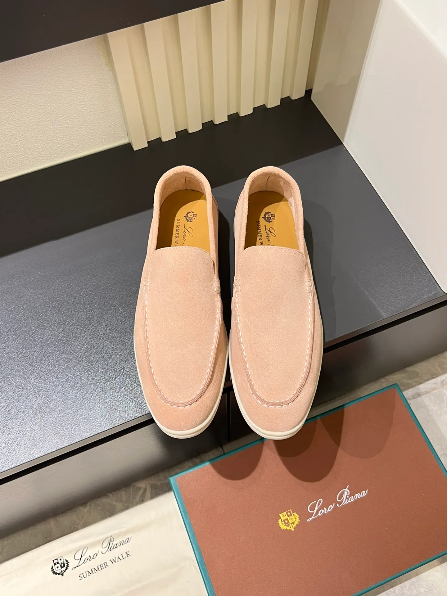 Men's shoes 💰p360 "Loro men's shoes 💰pian'*" Classic L men's shoes for couples 💰p Top version British flat loafers, a must-have item in old money style, the minimalist design is eye-catching and durable, a plus point for dressing The soft foot feel and texture are outstanding. They don’t scratch your feet and are very nice. They are matched with soft and waxy soles. They can be worn daily for a long time without getting tired. They are easy to wear, versatile and classic items, with perfect foot feel and texture! Imported cashmere fabric, the lining is made of imported A-grade water-dyed cow lining, the top version of the genuine leather midsole is sewn with pure handmade mark thread! Size: Female 35-40 (34. Customized) Male 38-44 (45.46. Customized)